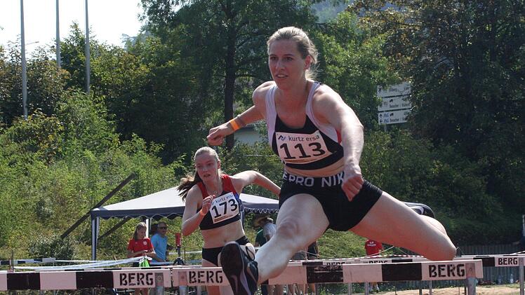 Johanna Büchs vom TV/DJK Hammelburg lieferte bei ihren Sieg über die 100 Meter Hürden der Aktiven ein vielversprechendes Comeback.Reinhold Nürnberger