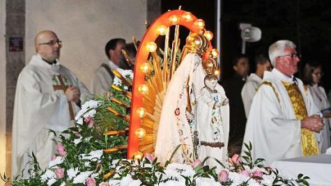 Das beleuchtete Gnadenbild der Madonna von Neuengrün.  Fotos: Michael Wunder
