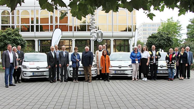 Die Vertreter der VR-Bank mit den glücklichen Empfängern der neuen Autos