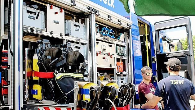 Mitglieder des THW Bad Kissingen informierten nicht nur &uuml;ber die umfangreiche Technik im Ger&auml;te-Kraftwagen.