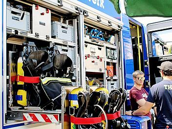 Mitglieder des THW Bad Kissingen informierten nicht nur über die umfangreiche Technik im Geräte-Kraftwagen.