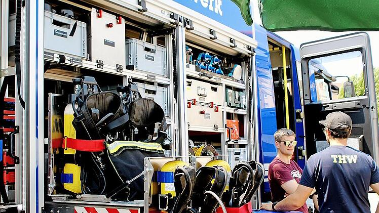 Mitglieder des THW Bad Kissingen informierten nicht nur über die umfangreiche Technik im Geräte-Kraftwagen.