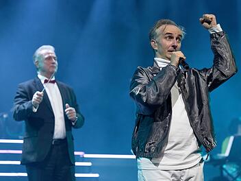 Bühnen-Comeback für Claus Weselsky: Jubel bei Böhmermanns Tourauftakt