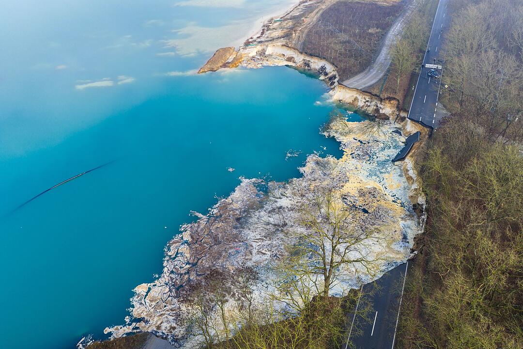 Stra&szlig;e sackt auf 80 Metern ab