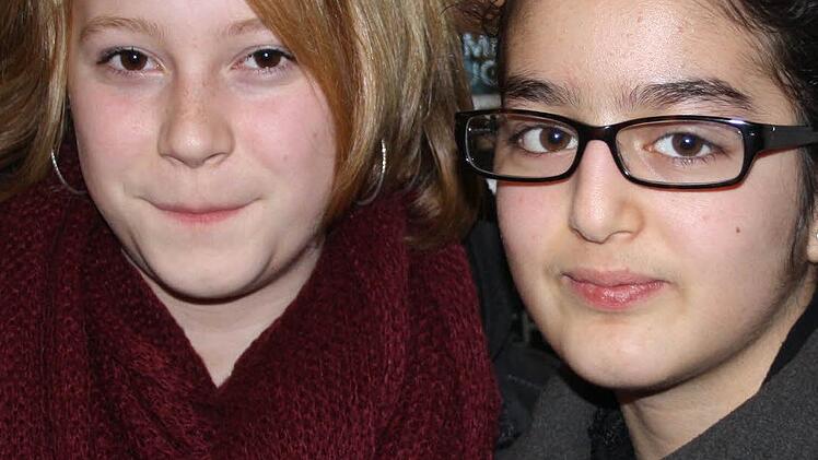 Die beiden Schülerinnen der Mittelschule Ochsenfurt haben aus der Schulkinowoche und dem Film ihre ganz eigenen Lehren gezogen. "Man soll sich nicht alles gefallen lassen", sagt Sarah. "Und mit Lügen kommt man auch nicht weiter." Das sieht Selin genauso. "Man hat gesehen, wozu Mobbing führen kann", findet die 13-Jährige. Sie ist froh, dass es die Schulkinowochen gibt, fand den Unterricht sehr interessant und hofft, dass auch andere etwas aus dem Film lernen. "Er hat interessante Themen angesp...