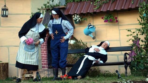 Theater Wallenfels: Vor Schreck ist Schwester Gottfrieda (Edel Deckelmann, re) in Ohnmacht gefallen. Schwester Pankrazia (Birgit Brehl, li) und Schwester Appolonia beraten sich Fotos: Susanne Deuerling