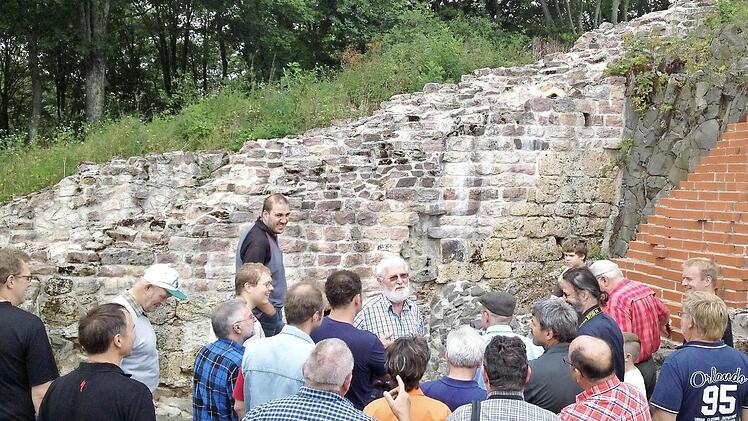 Bei der Besichtigung der Osterburg.