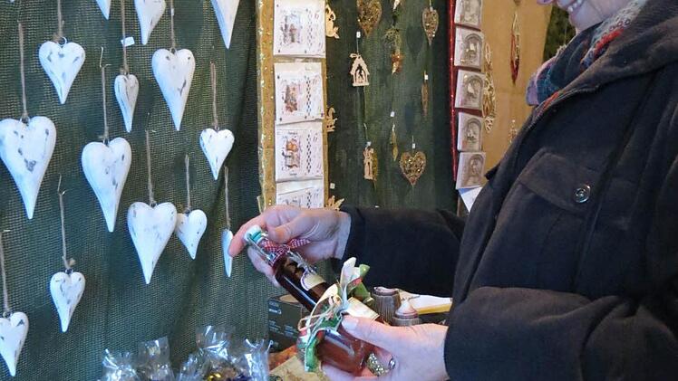 Rita Emmert aus Winkels gefiel die Auswahl zum Euerdorfer Weihnachtsmarkt sehr.  Foto: Doris Bauer