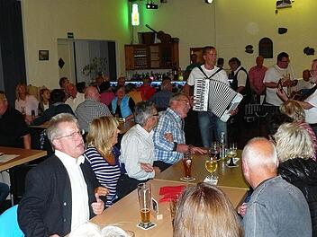 Zu den zünftigen Klängen der "Kulmbacher Weizinger" wurde viel geschunkelt...