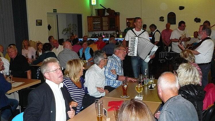 Zu den zünftigen Klängen der "Kulmbacher Weizinger" wurde viel geschunkelt...