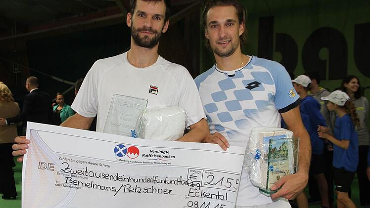 Petzschner und Bemelmans freuen sich über 2155 Euro. Foto: Wagner