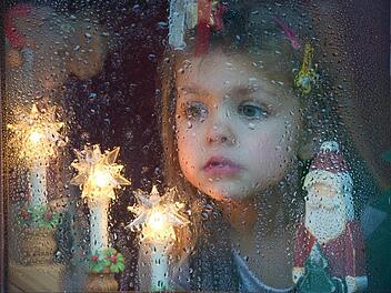 Auch wenn es im Winter regnet, sollte man ab und zu die Fenster zum Lüften öffnen. Symbolfoto: Patrick Pleul/dpa