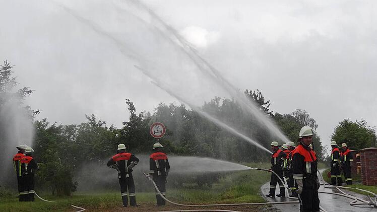 Wasser marsch: Die Zusammenarbeit der Ortswehren hat funktioniert und das Wasser kam aus den Schläuchen gesprungen.