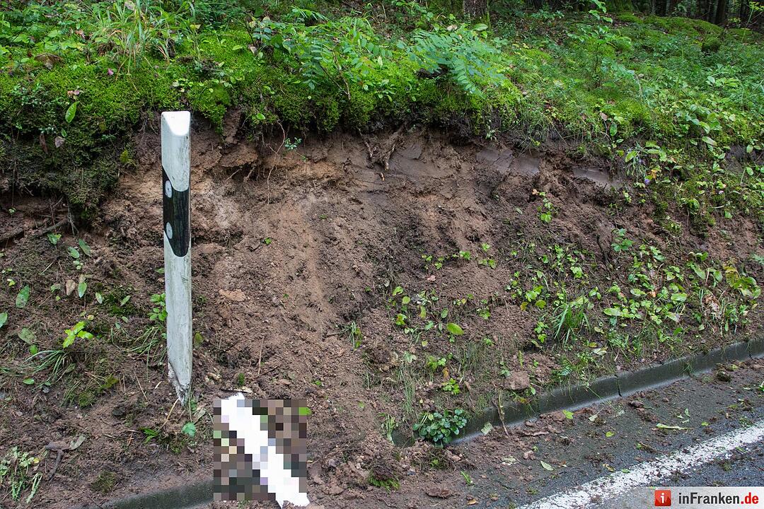 Autofahrer kommt von Fahrbahn ab und überschlägt sich