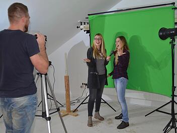 Jacqueline Dünisch (rechts) und Liane Benkert sind schon seit ihrer Kindheit Akteure des Steinacher Faschings. Mit ihrer Sendung "Steenicher Außenreport" gehören sie fest zum Programm der Büttenabende. Hier stehen sie im Studio von Andreas Freibott.  Foto: Kathrin Kupka-Hahn