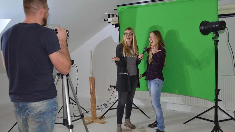 Jacqueline Dünisch (rechts) und Liane Benkert sind schon seit ihrer Kindheit Akteure des Steinacher Faschings. Mit ihrer Sendung "Steenicher Außenreport" gehören sie fest zum Programm der Büttenabende. Hier stehen sie im Studio von Andreas Freibott.  Foto: Kathrin Kupka-Hahn