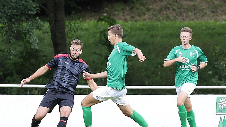 Vaclav Roubal (l.) kommt gegen Jan Hegenwald zu spät; rechts Dominik Polak