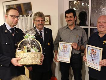 Thomas Haas und Andreas Eckert ehren Rudi Neuner Bernhard Arnold für 40 Jahre aktiven Dienst. Foto: Franz Galster