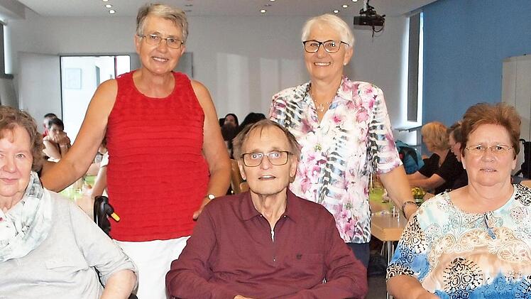 Barbara Luthardt und Margitte Scheumann (stehend von links) bedankten bei den Gründungsmitgliedern Gerda Röbling, Jupp Schmidt und Brigitte Spitzenpfeil (sitzend von links).