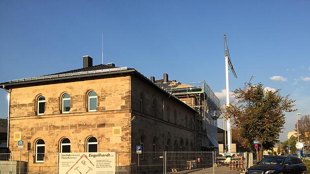 Das  Kulmbacher Jugendzentrum wird w&auml;hrend der Bauarbeiten in der Alten Spinnerei in den Bahnhof umziehen.   Genutzt werden soll der  Geb&auml;udeteil der ehemaligen Gastwirtschaft "Zum Bockela" und die beiden Wohnungen dar&uuml;ber. Foto: Stephan Tiroch