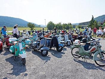 Es gab viel zu bestaunen und zu besprechen über die faszinierenden Unikate beim ersten Vespatreffen im Landkreis Kronach  Foto: K.- H. Hofmann