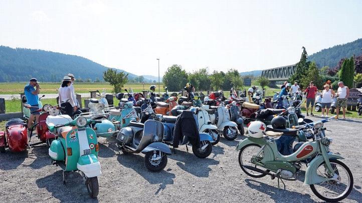 Es gab viel zu bestaunen und zu besprechen über die faszinierenden Unikate beim ersten Vespatreffen im Landkreis Kronach  Foto: K.- H. Hofmann