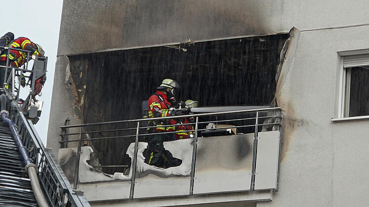Brand beim Grillen auf dem Balkon: Flammen greifen auf Wohnung über