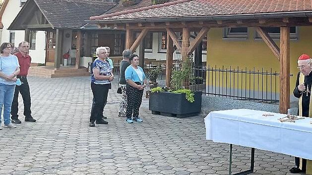 Kardinal Walter Brandmüller segnet Gebäude und die Kreuze auf dem Lauberberg.