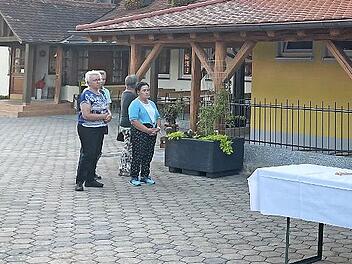 Kardinal Walter Brandmüller segnet Gebäude und die Kreuze auf dem Lauberberg.