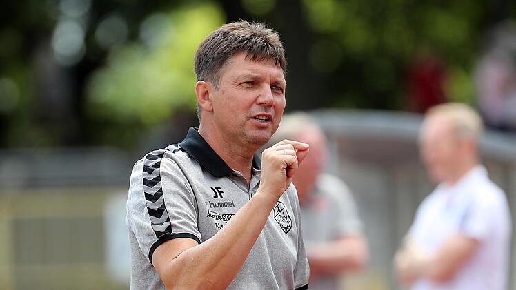 Josef Francic (im Bild) fühlt sich in seiner Rolle als Sportdirektor beim TSV Aubstadt wohl.  Foto: foto2press/Frank Scheuring