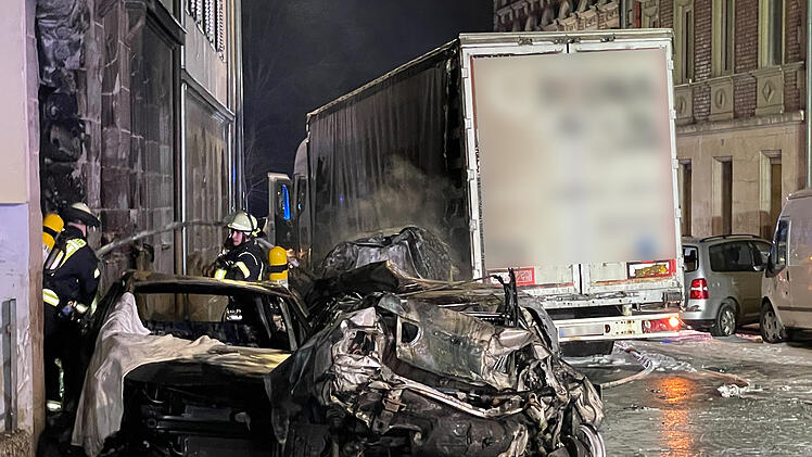 Fürth: Lkw rammt bei Chaosfahrt parkende Autos