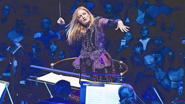Unter Leitung von Eímear Noone entführt das Orchester das Publikum auf eine klanggewaltige Reise.