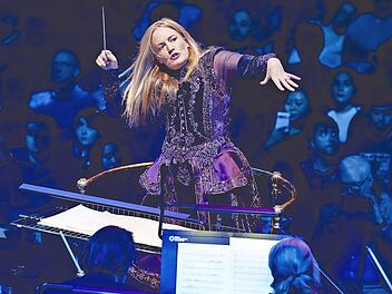 Unter Leitung von Eímear Noone entführt das Orchester das Publikum auf eine klanggewaltige Reise.