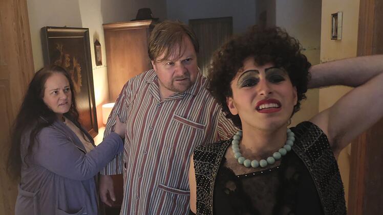 Ende der Achtzigerjahre gibt es immer wieder Streit zwischen  Josef (Riccardo Campione, rechts) und seinen Eltern Gertrud (Katrin Filzen) und Franz-Josef (Michael A. Grimm).