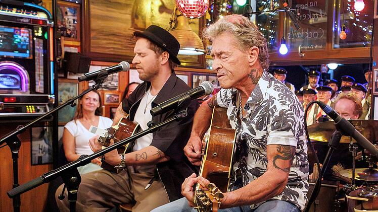 Johannes Oerding (links) und Peter Maffay pr&auml;sentierten bei "Inas Nacht" ihren gemeinsamen Song "Weiter".