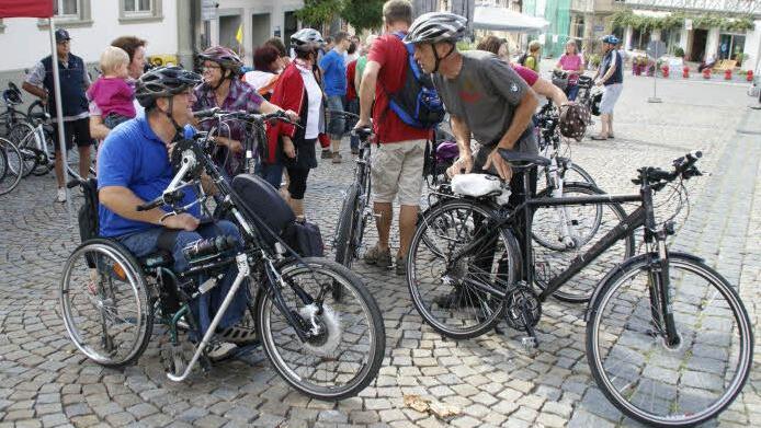 Mit dem Handbike fuhr Wolfgang Jeltsch (links) am Main-Radtag mit. Seit 15 Jahren nutzt der Querschnittsgelähmte Sander diese Möglichkeit, seinen Rollstuhl wesentlich mobiler zumachen. Das Handbike wird an den Rollstuhl angebaut und kostet je nach Ausführung 2500 bis 5000 Euro.
