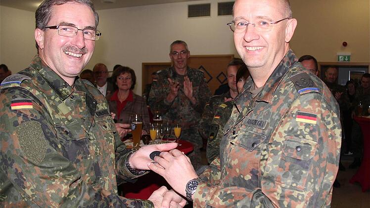 Schlüsselübergabe beim Kommandowechsel. Uwe Weinrauter (links) übernimmt die Schlüsselgewalt von Roland Reckziegel. Foto: Gerd Schaar