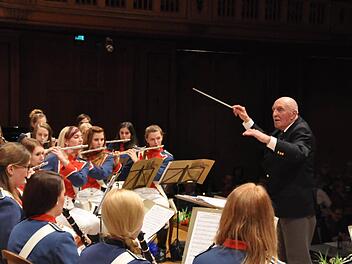 Wenn Hans Wolgast, einer der großen musikalischen Leiter des Jugendmusikkorps der Stadt Bad Kissingen, den Taktstock in die Hand nimmt, hat man das Gefühl, er habe ihn nie aus der Hand gelegt. Foto: Peter Klopf