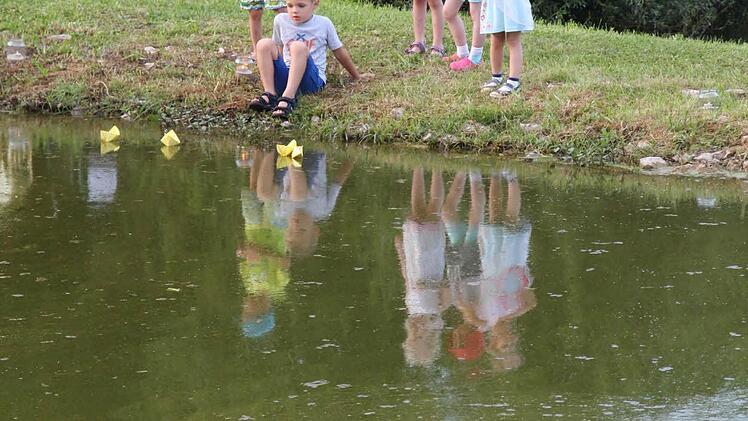 Sie freuen sich über die Blüten im Wasser.