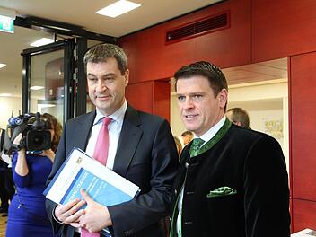 Steffen Vogel (rechts) hat am Mittwoch die gute Nachricht über die Behördenverlagerung von Finanzminister Markus Söder erhalten.  Foto: privat