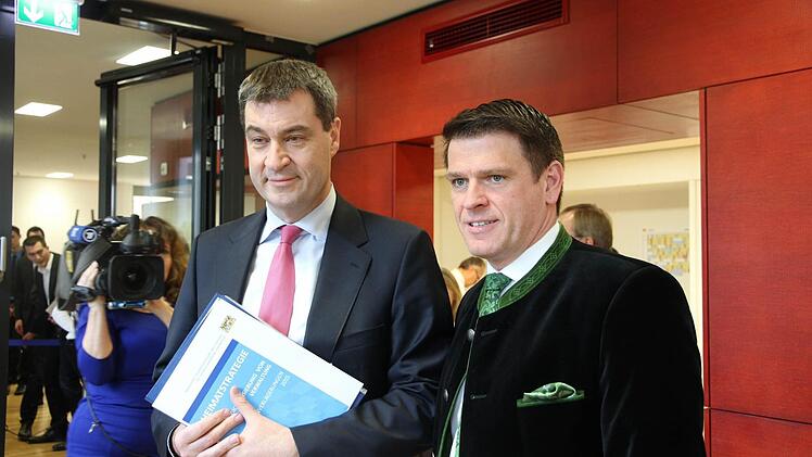 Steffen Vogel (rechts) hat am Mittwoch die gute Nachricht über die Behördenverlagerung von Finanzminister Markus Söder erhalten.  Foto: privat