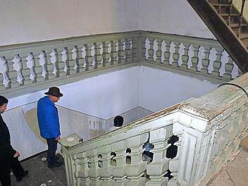 Das Schloss in Ebenhausen hat eine erhaltungswürdige Substanz, wie das beeindruckende große Treppenhaus. Keine Frage. Doch die Gemeinde kann die Sanierung nicht stemmen und will das Schloss verkaufen.
