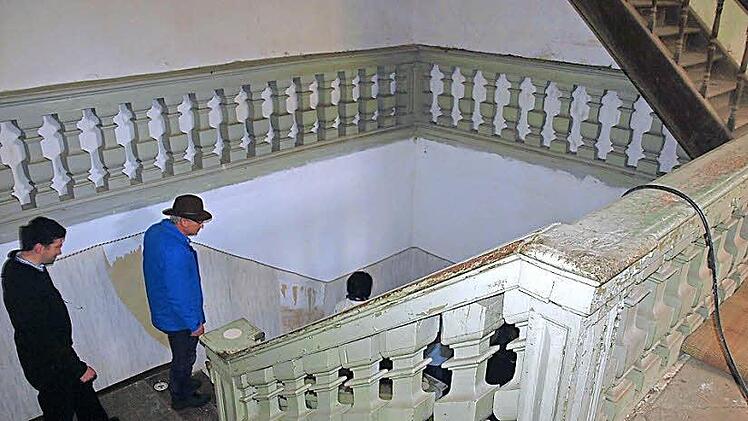 Das Schloss in Ebenhausen hat eine erhaltungswürdige Substanz, wie das beeindruckende große Treppenhaus. Keine Frage. Doch die Gemeinde kann die Sanierung nicht stemmen und will das Schloss verkaufen.