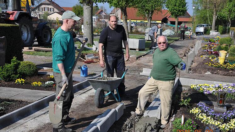 Heinz Spahn (rechts) und seine Helfer haben ehrenamtlich den Friedhof in Schönderling renoviert. Das spart der Gemeinde 17 000 Euro.  Foto: Lieb