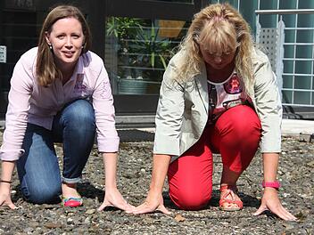 Das Arbeitsleben sei vergleichbar mit einem Marathon. Es gibt Sprints, Durststrecken, Teamwechsel. Und damit der Start beim Wiedereinstieg gelingt, haben Gabriele Riedel vom Landratsamt (links) und Nicole Krank von der Arbeitsagentug (rechts) den Info-Tag am 21. September organisiert.  Foto: Greiner