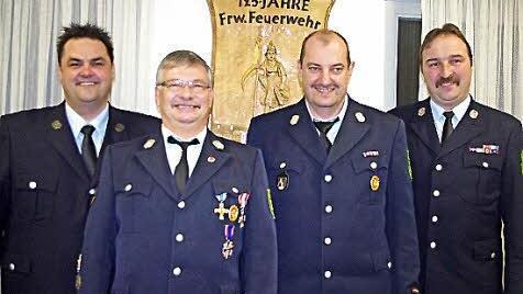 Vorsitzender Michael Zwingmann (links) ernannte Jürgen Fiedler (rechts daneben) zum Ehrenkommandanten. Mit im Bild (nach rechts) der neue Kommandant Andreas Höfner und Zweiter Vorsitzender Roland Schedel  Foto: Heike Schülein