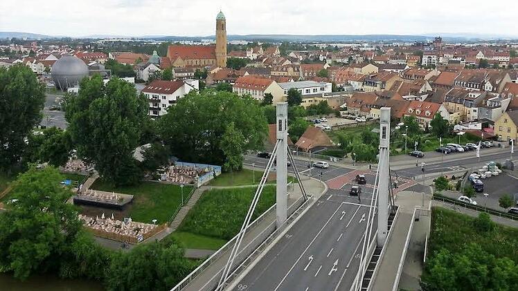 Die Löwenbrücke von oben. Bis Ende der Woche wird sie durchgecheckt. Fotos: Sabine Christofzik