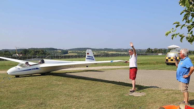 Andre Barthelme und Dieter Hofmann assistieren beim Windenstart Foto: Franz Galster