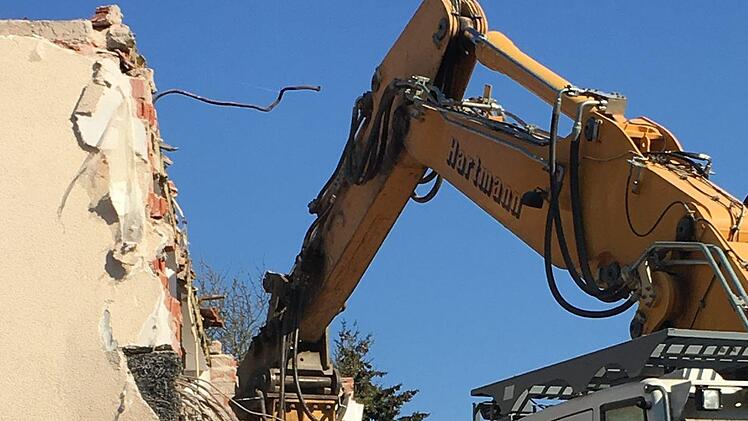 In Haard wird das ehemalige Lehrerwohnhaus abgerissen. Hier sollen g&uuml;nstige Mietwohnungen gebaut werden. Foto: Kerstin V&auml;th