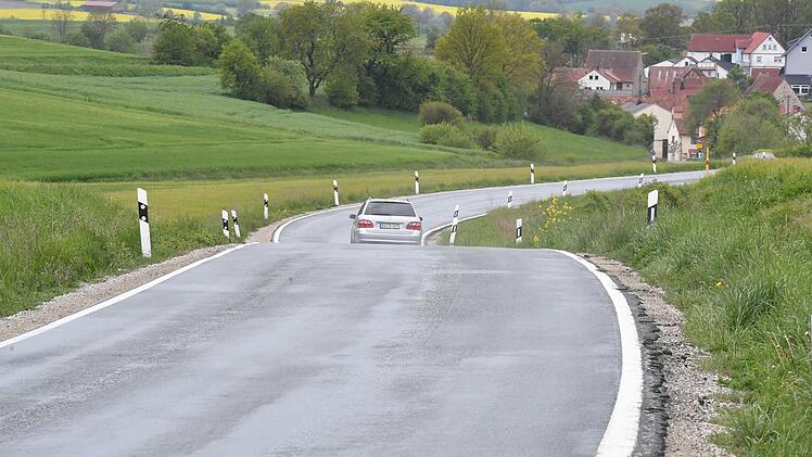 Die Staatsstraße 2279 zwischen  Steinsdorf und WalsdorfFoto: Ronald Rinklef